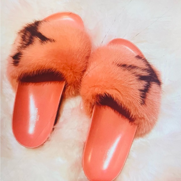 LOUIS VUITTON Mink Fur Bom Dia Flat Mules - Picture 2 of 5